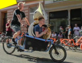 Lastenrad geladen mit Tubaspieler